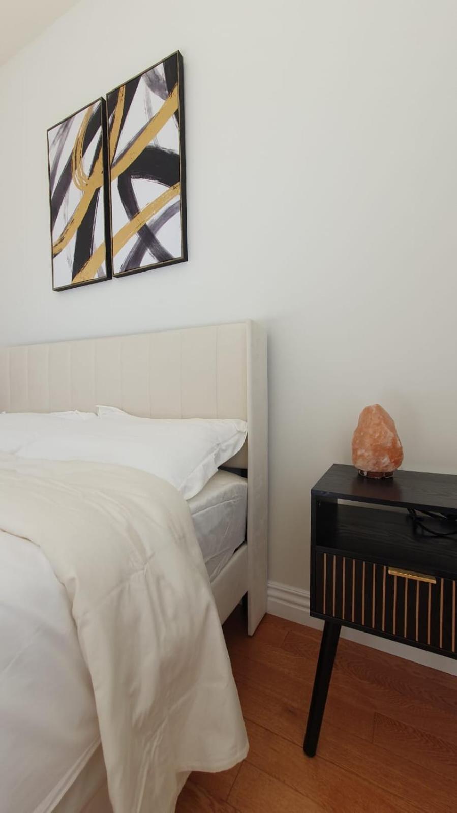 Hotel cápsula 3 Bedroom Hollywood Gem *